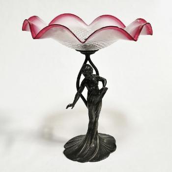 Secesní nástolec s dívkou Secesní nástolec s dívkou